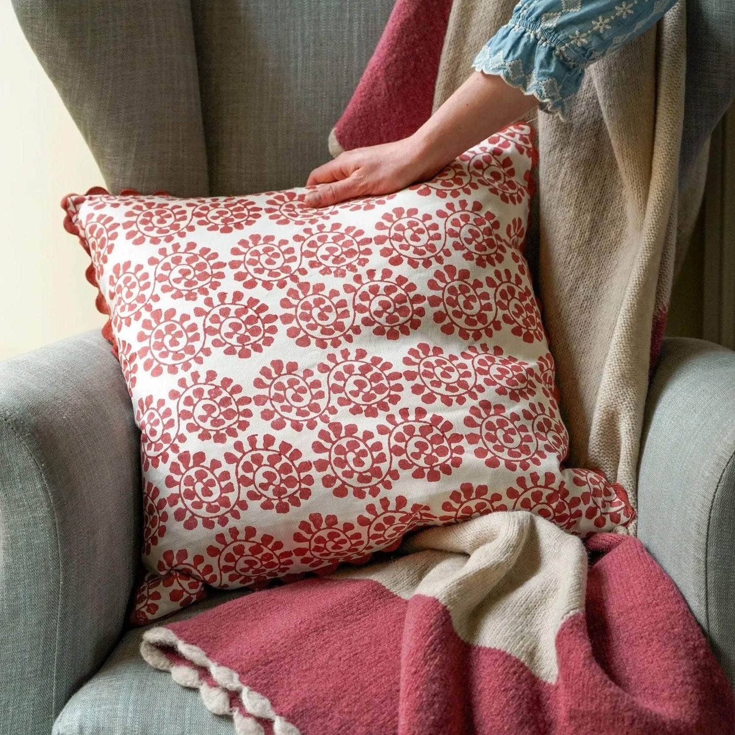 Bordered Knitted Throw - Pink