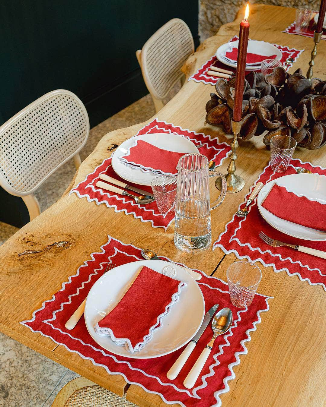 Vila Napkin, Red with White