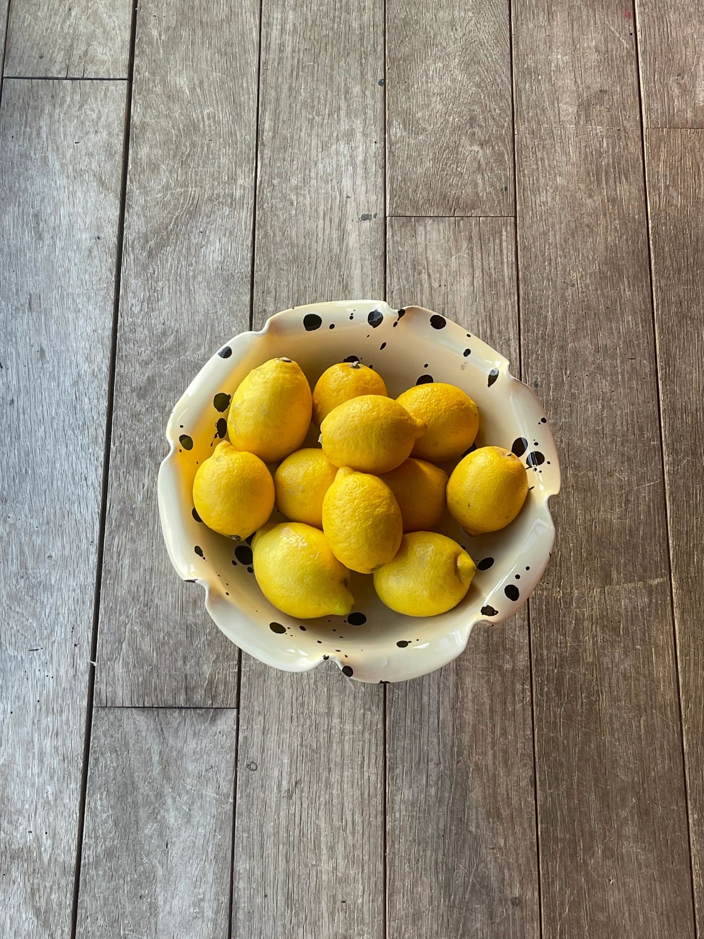 The Curvy Serving Bowl with Stand