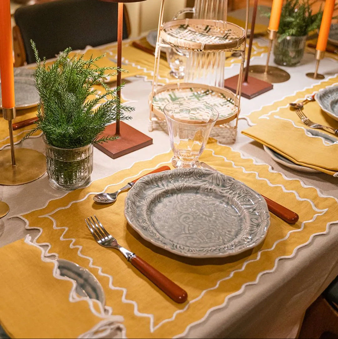 Vila Placemat, Yellow with White