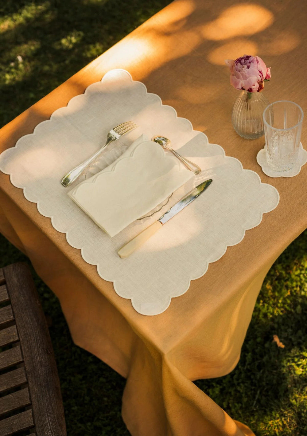 The White Linen Scalloped Rectangular Placemats (Set of 2)