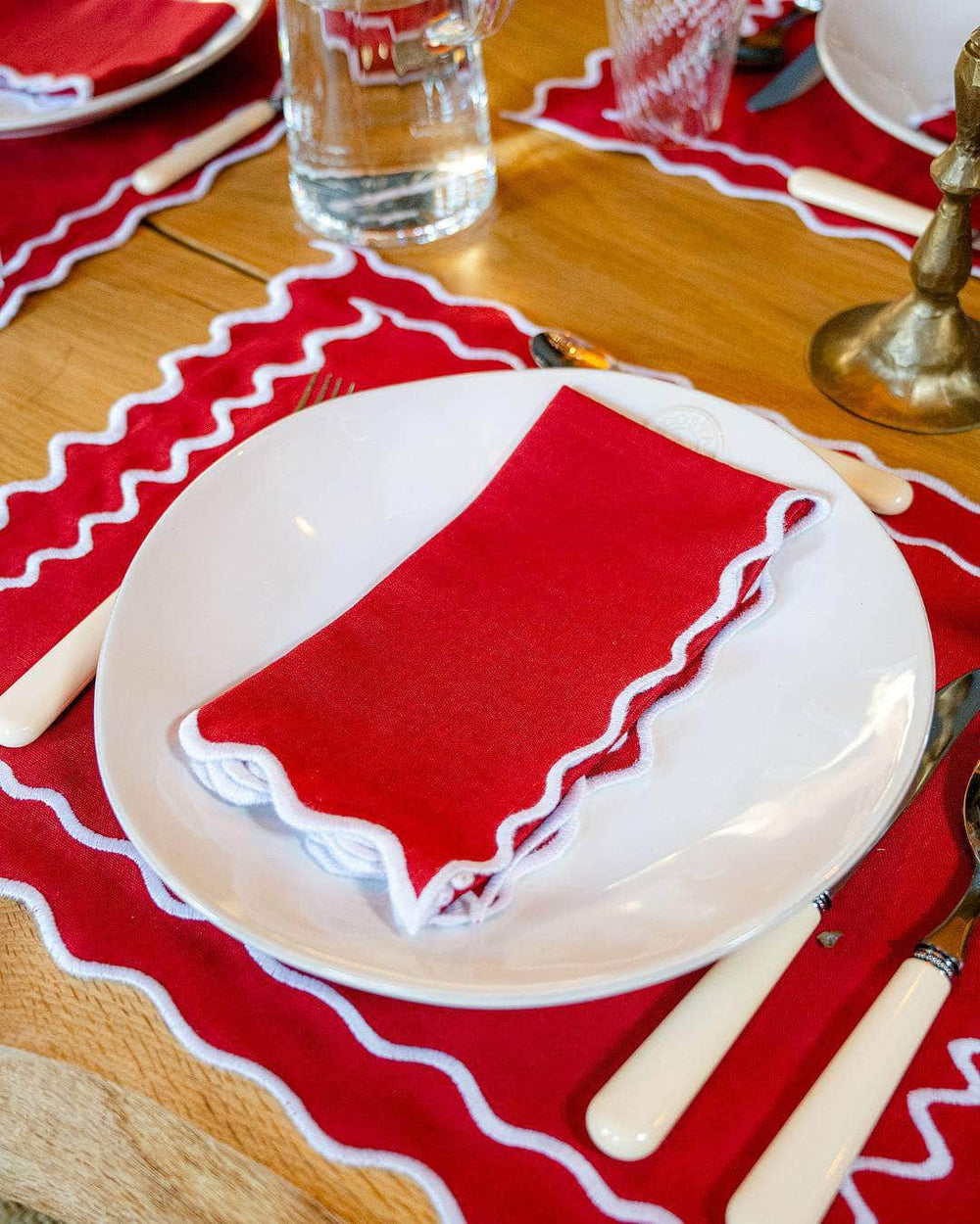 Vila Napkin, Red with White