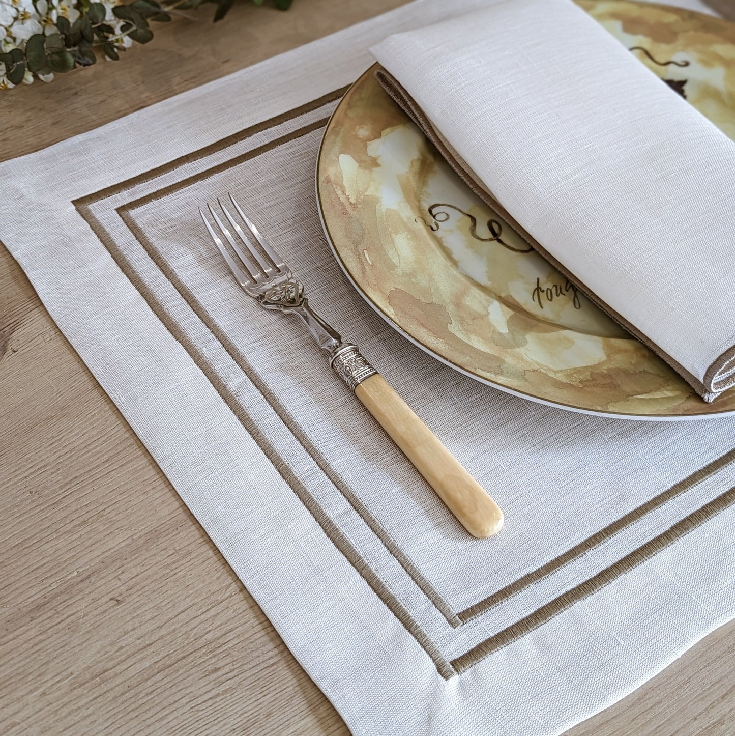 Victoria- White Linen Double Overlock Placemat and Napkin Set