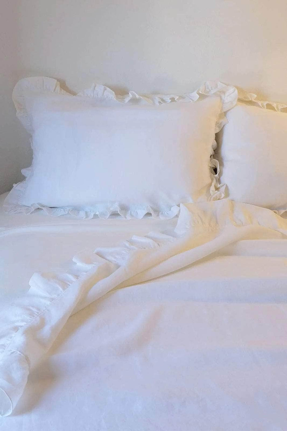 The Ruffled Casita Linen Pillowslips Set in white