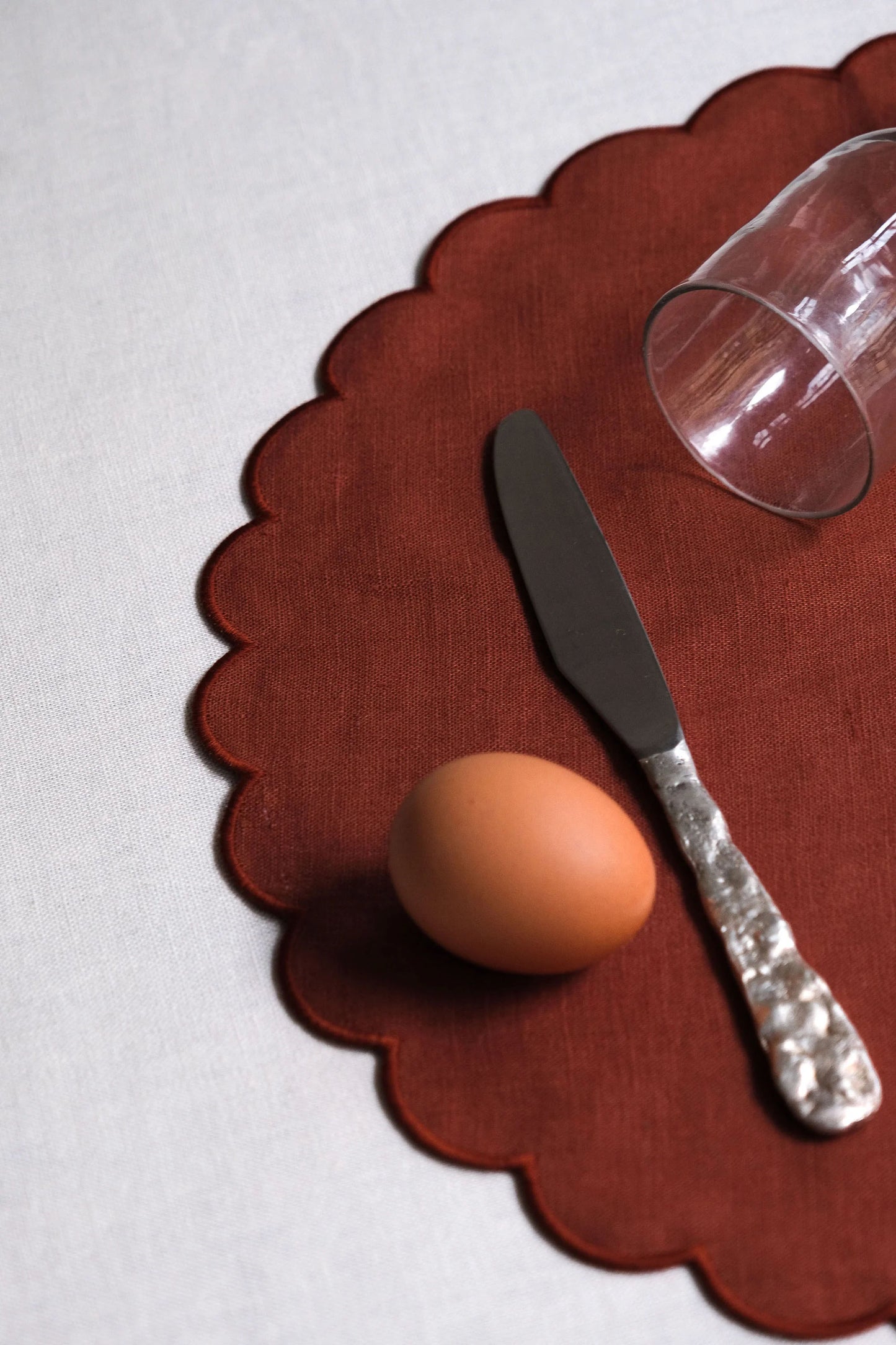 The Red Ochre Linen Scalloped Round Placemats (Set of 2)