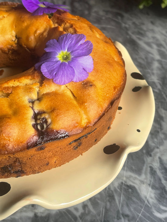 The Curvy Cake Stand